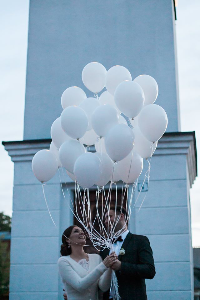 Balti balionai su palinkėjimais vestuvėse