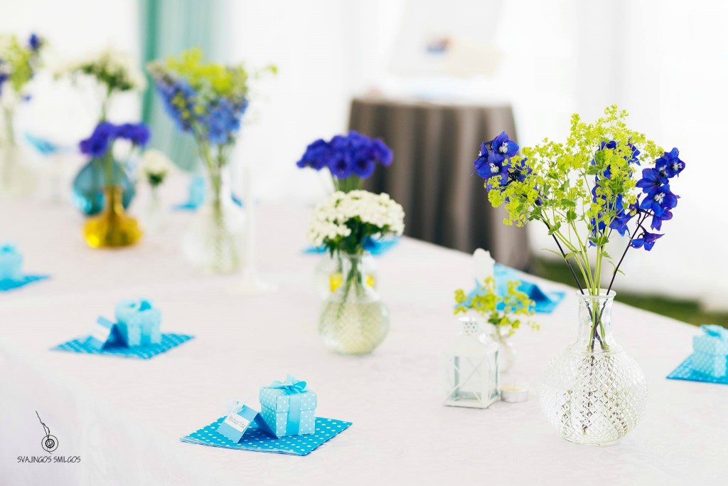 Stalo dekoras lauko gėlėmis