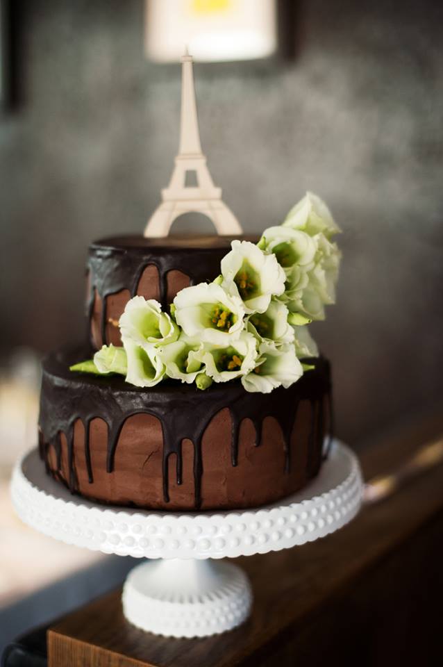 Dviejų aukštų šokoladinis vestuvių tortas su aplietu šokoladu, Eifelio bokštas ir eustomos