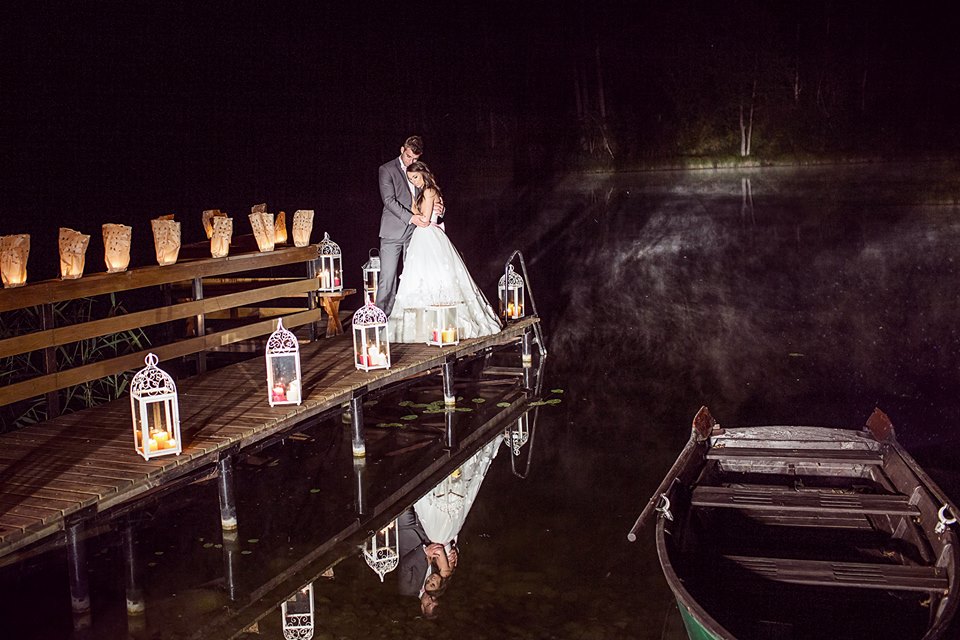 Vestuvės, žibintai naktį ant tiltelio, lauko dekoras