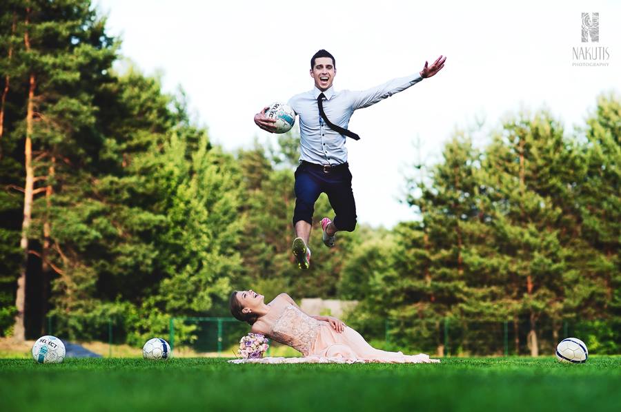 Linksma ir žaisminga vestuvių fotosesija: jaunieji futbolo aikštėje