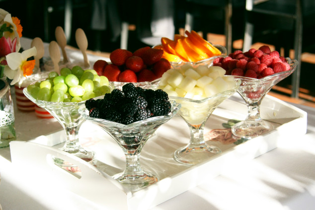 Vaisių asorti ant saldaus stalo: gervuogės, avietės, braškės, kt.