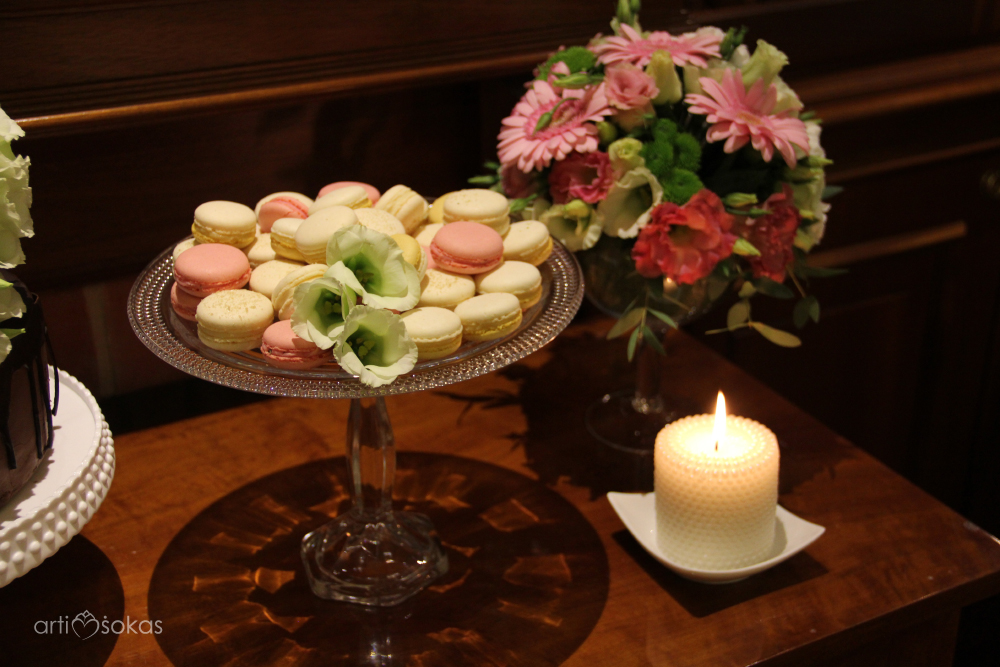 Macarons - saldaus stalo dekoras