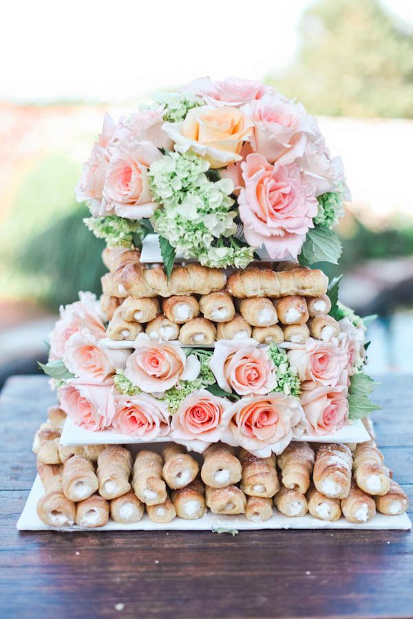 Vestuvės - originalus sausainių, bandelių tortas, dekoruotas rausvomis pastelinėmis  rožėmis