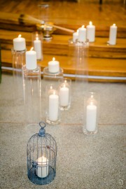 Bažnyčios dekoras žvakėmis, vazomis