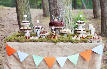 Lapiuko gimtadienis miško tema: saldus stalas, samanos, mediniai padėklai, vėliavėlės