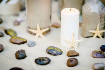 Jūrinės vestuvės - dekoras akmenukais, smėliu