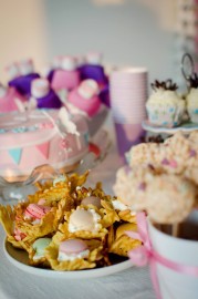 Saldaus stalo vaišės mergaitės gimtadienyje