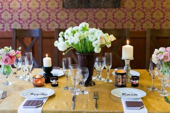 Stalų dekoras, vestuvės, auksinė staltiesė