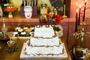 Vestuvinis kvadratinis šokolado tortas