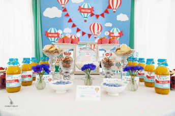 Saldus stalas su oro balionais, krikštynų dekoras