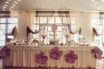 Saldus vestuvių stalas ir popierinės gėlės