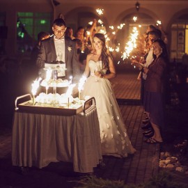 Vestuvių vidurnaktis, 12 valanda, fejerverkai ant torto