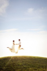 Romantiška vestuvių fotosesija: jaunieji gamtoje ant kalno