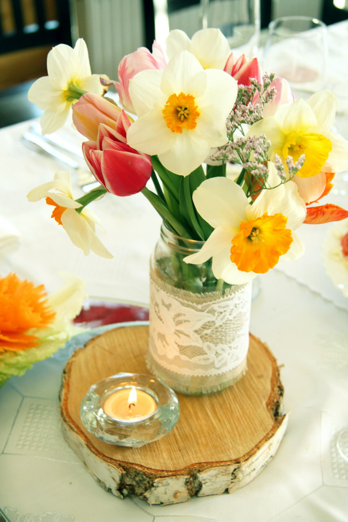 Lauko gėlės rustic tema, mediniai rąstų padėkliukai ant stalo