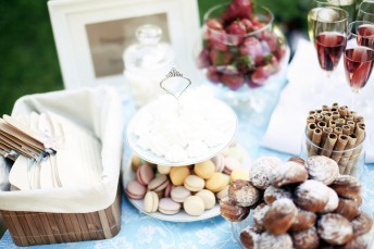 Macaronsai, eklerai - vestuvių saldus stalas, vaišės