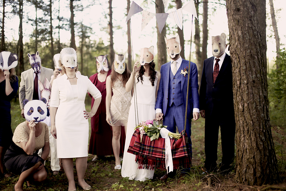 Vestuvės, fotosesija su kaukėmis ant veido