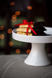 Imbieriniai sausainiai su riešutais ir juoduoju šokoladu - Kalėdos, saldus stalas
