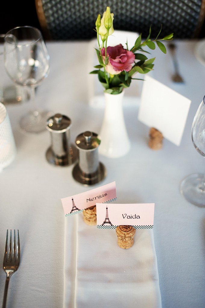 Vestuvės - stalo numeriai ir vardų kortelės ant butelio kamščių