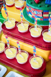 LEGO gimtadienis - saldusis stalas - želė indeliuose ir dekoruoti mediniai šaukšteliai